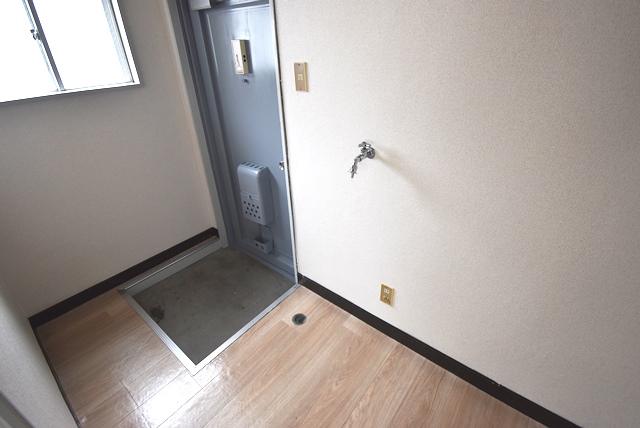 玄関口に洗濯機置場設置。蛇口は緊急止水栓付の蛇口に取り換えております。
