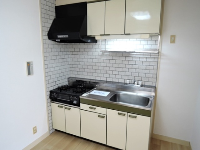 キッチン。調理しやすい広々としたキッチンスペースを確保。換気扇新調交換、２口ガスコンロ設置済