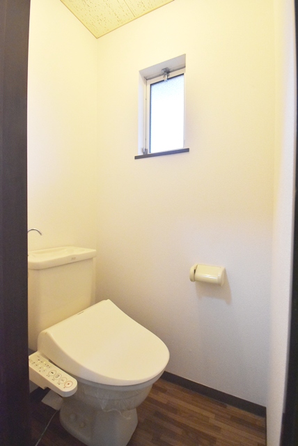 トイレ。トイレにも窓有。★写真の通り、温水洗浄便座が設置されておりますが、この設備につきましては、「サービス設置品」につき、貸主側では、故障、損傷時の対応はいたしません。