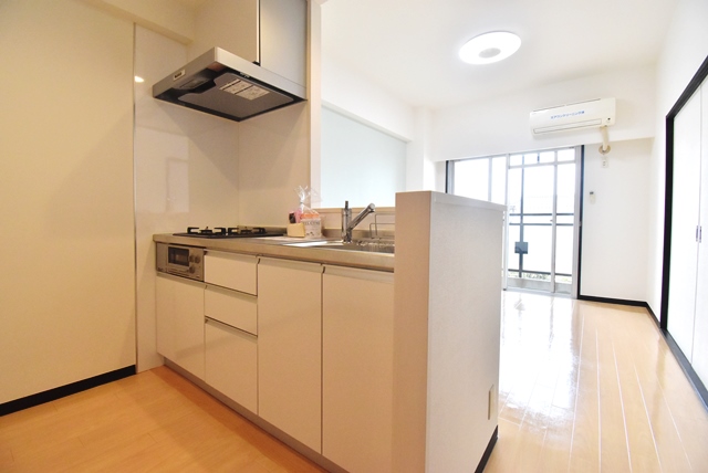 LDK部分。2020年にオープンカウンターシステムキッチンへ変更。床面フロアタイル貼付。現在、居住中につき、現入居者入居前の室内状況です。