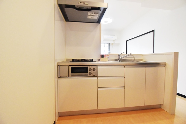 2020年にオープンカウンターシステムキッチンへ変更。現在、居住中につき、現入居者入居前の室内状況です。
