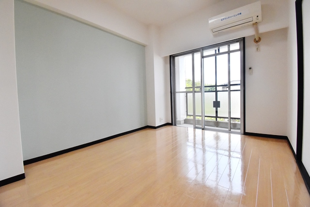 壁面は、アクセントクロスを採用して張り替えております。現在、居住中につき、現入居者入居前の室内状況です。