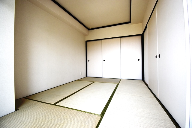 和室部分。約一間半の押入有。現在、居住中につき、現入居者入居前の室内状況です。