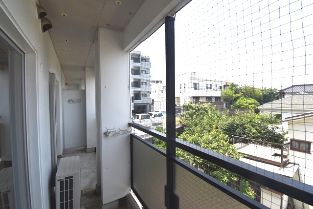 バルコニー部分。このお部屋の向いている方向は、採光良い閑静住宅地です。高層建物はバルコニー側にはありません。
