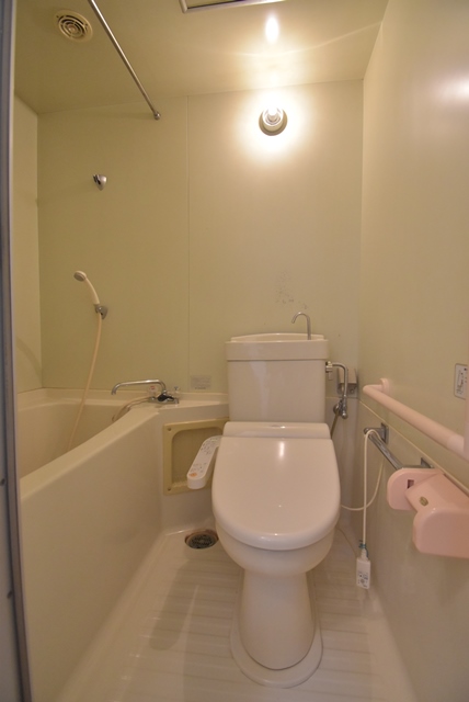 浴室・トイレ同室。ウォシュレット有。ゆったりとお風呂に入りたい方は、1Fに大浴場がございます。