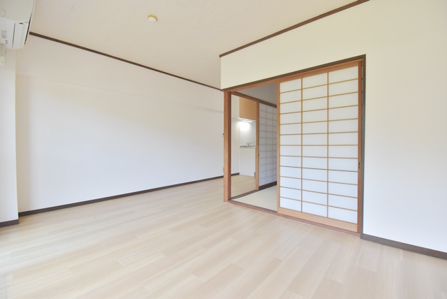 リビング。床面フローリング張り。室内ハウスクリーニングを行ってお貸しいたします。