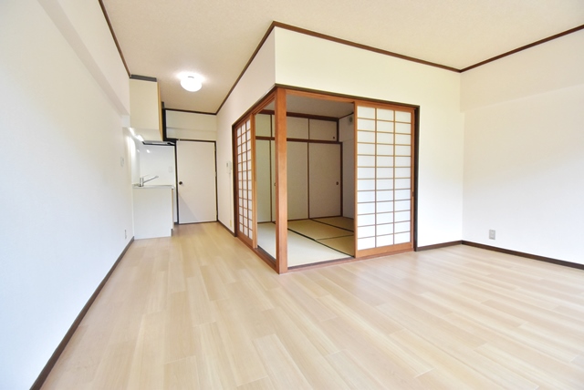 リビング。床面フローリング張り。室内ハウスクリーニングを行ってお貸しいたします。