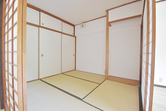 床の間付の4.5帖和室部分。一間半ある天袋付押入有。収納も多くございます。