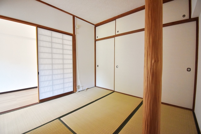 床の間付の4.5帖和室部分。一間半ある天袋付押入有。収納も多くございます。