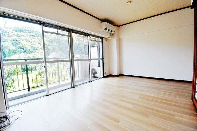 リビング。床面フローリング張り。室内ハウスクリーニングを行ってお貸しいたします。