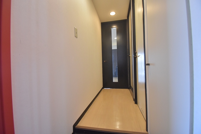 玄関部分。2020年床面フロアタイル貼付。2025年9月、壁・天井クロス張替済