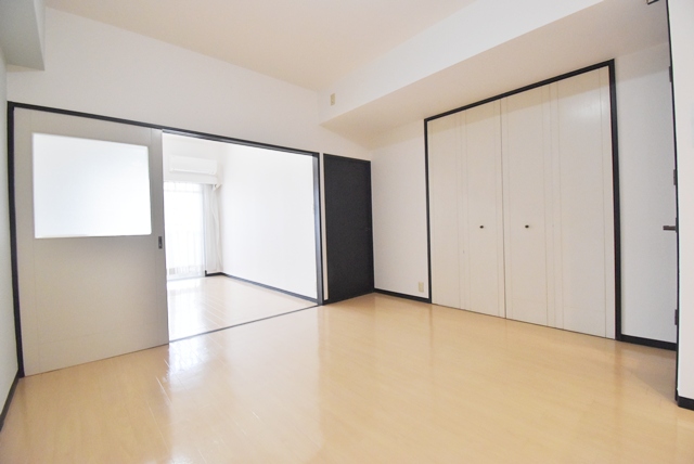 2020年床面フロアタイル貼付。2025年9月、壁・天井クロス張替済