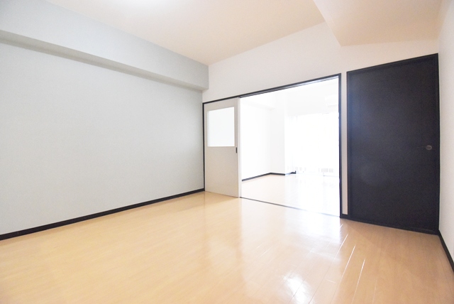 2020年床面フロアタイル貼付。2025年9月、壁・天井クロス張替済