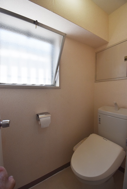 トイレにも窓有。ウォシュレットにつきましては、サービス設置品です。