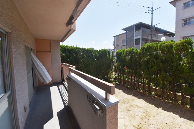 バルコニー部分にトランクルーム有。約10坪の専用庭付。家庭菜園、ガーデニング、お子様の遊び場としても最適です。