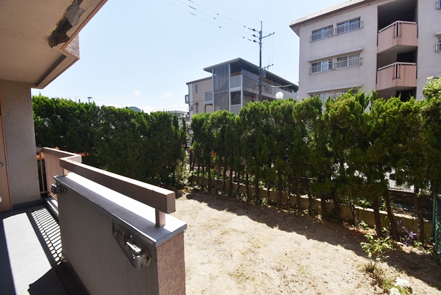 約10坪の専用庭付。家庭菜園、ガーデニング、お子様の遊び場としても最適です。