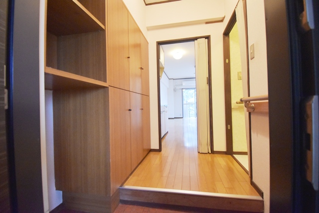 玄関部分。壁・天井クロス張替。室内ハウスクリーニング済。