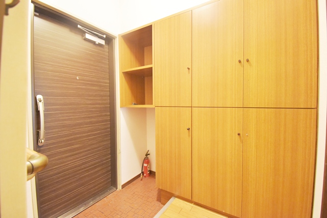 収納の多い物入のある玄関部分。2025年7月に玄関扉を新調いたしました。