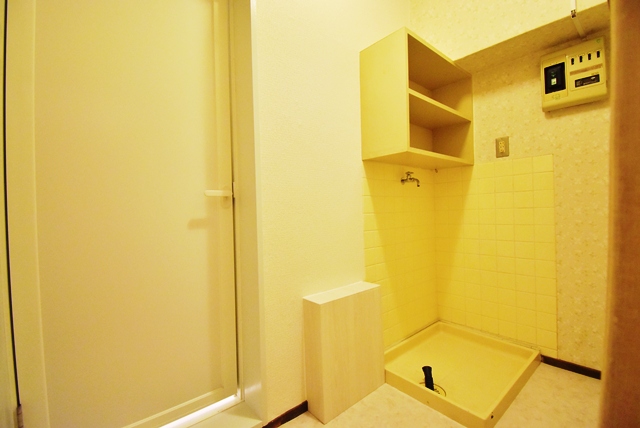 脱衣所、室内洗濯機置場。床・壁・天井張替済