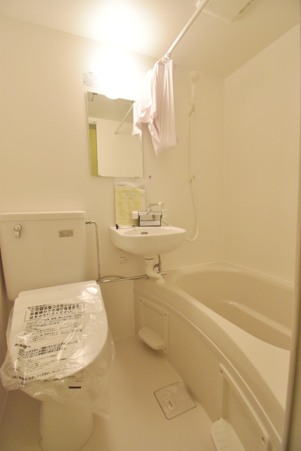 浴室・トイレ部分。今回、全て新調交換をして、綺麗になっております。洗面台も移設して室内に設置いたしました。