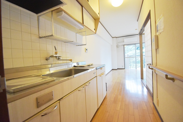 室内LDK部分。壁・天井クロス張替済。