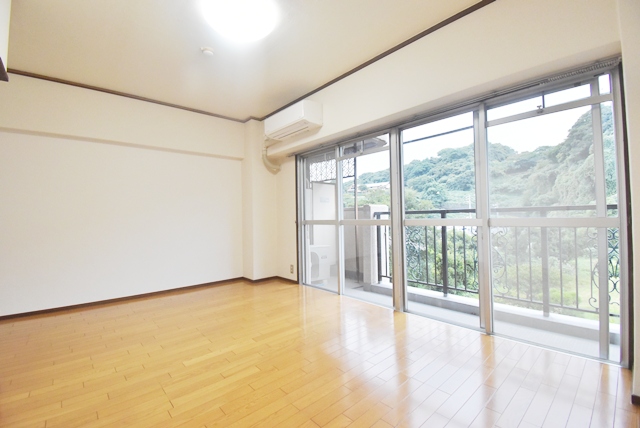 室内LDK部分。壁・天井クロス張替済。LED照明器具を新調取替済です。