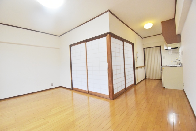 室内LDK部分。壁・天井クロス張替済。LED照明器具を新調取替済です。