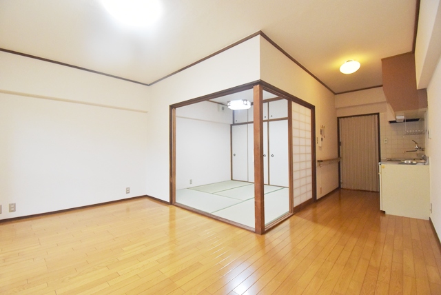 室内LDK部分。壁・天井クロス張替済。LED照明器具を新調取替済です。