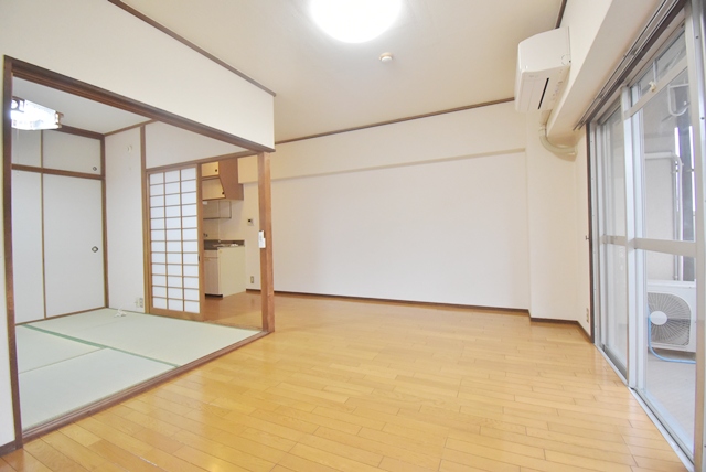 室内LDK部分。壁・天井クロス張替済。LED照明器具を新調取替済です。