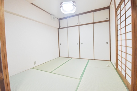 天袋のある二間の和室。今回、LED照明器具を新調設置しています。