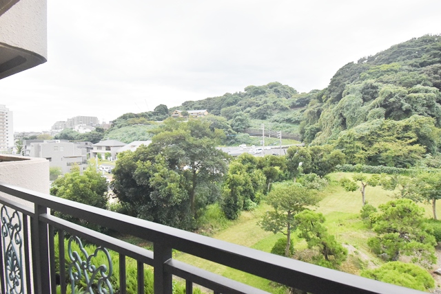 バルコニーからの眺望。緑に囲まれたさわやかな眺望です。