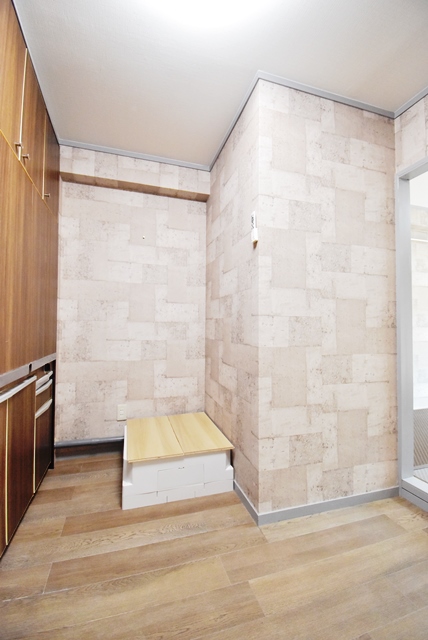 キッチン横に室内洗濯機置場新設置。