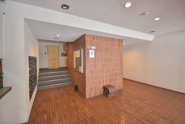 管理人さんによる綺麗にされているエントランスホール