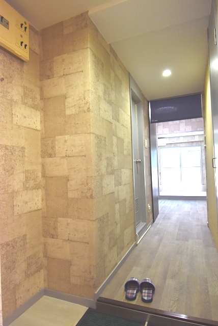 玄関部分。床・壁・天井張替済。建具改装済