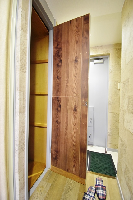 玄関部分。床・壁・天井張替済。建具改装済。玄関ホール部分に収納スペース多数。