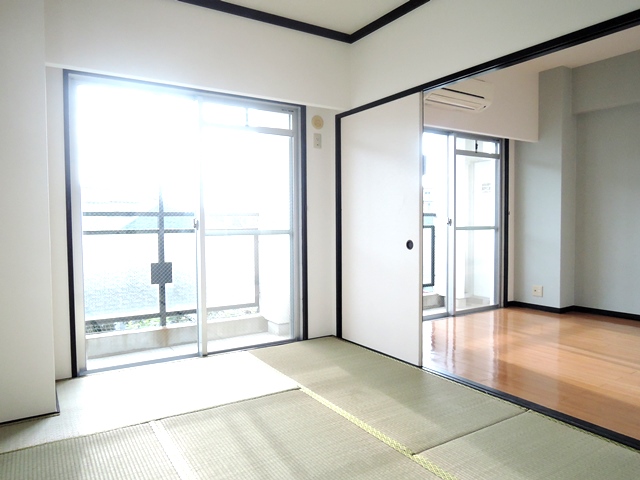 現在、室内確認中につき、前入居者入居前の室内状況です。