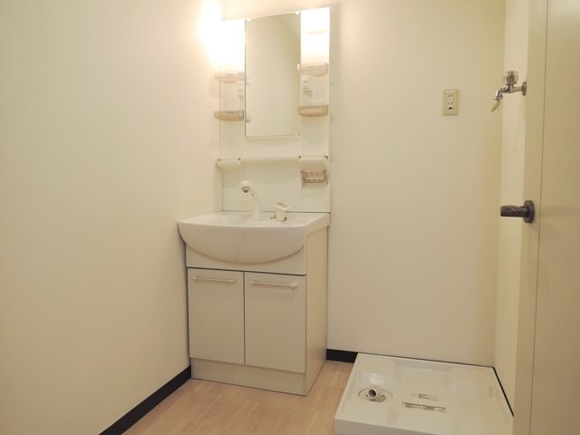 洗面台はシャワー付洗面台、洗濯機置場新調取替既済(2015年)