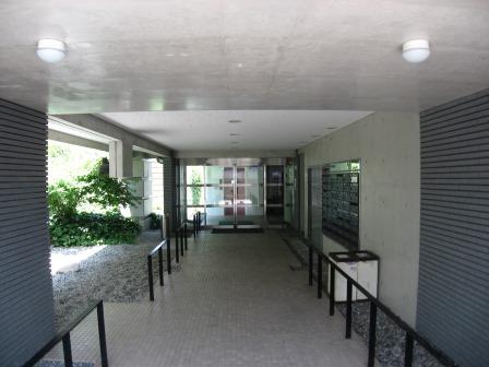 1階エントランス部分。宅配ボックスがございます。