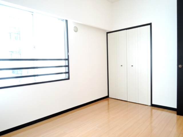 窓のある明るい洋室部分。壁・天井張替済。床面は既張替済。現在、室内確認中につき、前入居者入居前の室内状況です。