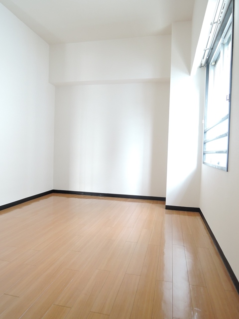 窓のある明るい洋室部分。壁・天井張替済。床面は既張替済。現在、室内確認中につき、前入居者入居前の室内状況です。