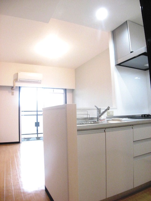 2021年にキッチン部分をリニューアルいたしました。ビルトイン2口ガスコンロ付のカウンターキッチンにしました。現在、室内確認中につき、前入居者入居前の室内状況です。