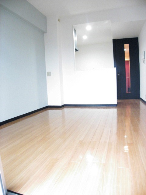 カウンター部分を改造し、開放感のあるLDKへと変化させました。照明もLED電球のダウンライトを新設いたしました。現在、室内確認中につき、前入居者入居前の室内状況です。