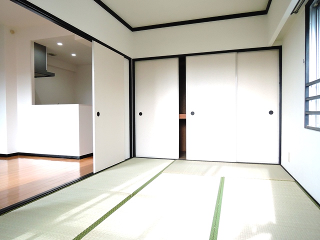 和室部分一間半の押入がございます。窓もあり、明るい室内です。