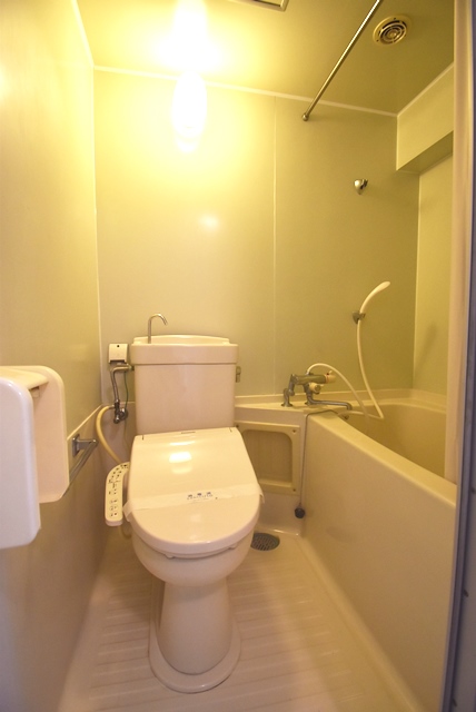 バス・トイレ同室。ゆったりとお風呂に入られたい方は、1Fに大浴場もございます。