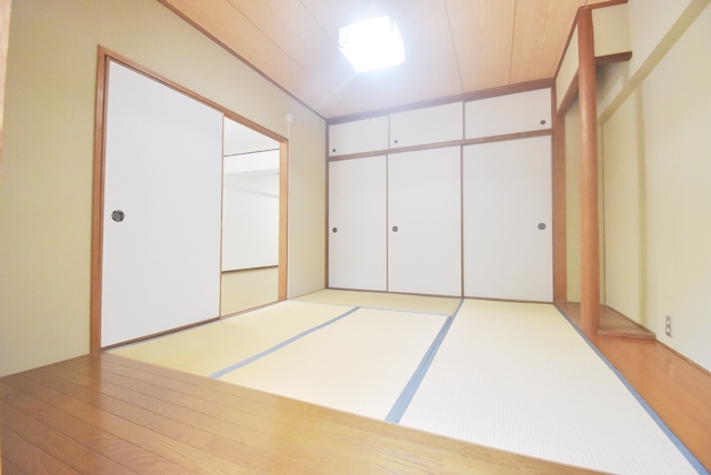 落ち着いた感じのある和室部分。天袋付の押入、床間有、