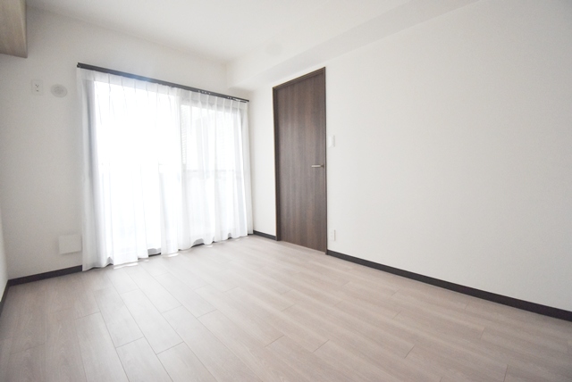 中洋室部分。建具新調、床・壁・天井全面貼替。二面採光の洋室です。