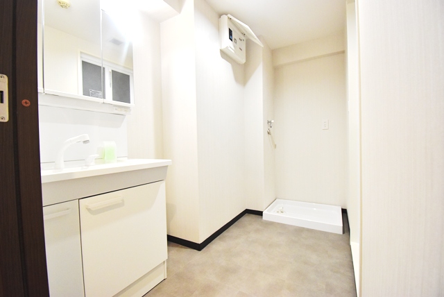 洗面・脱衣所。洗面台新調、洗濯機置場、ブレーカーボックス新調。建具新調、床・壁・天井全面貼替済です。