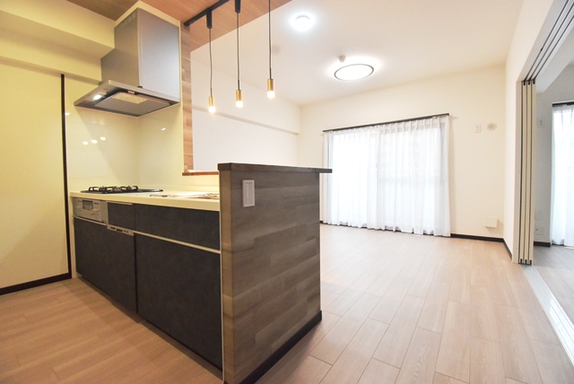 LDK部分。キッチンリニューアル新調。照明器具新設、建具新調、床・壁・天井全面貼替済です。