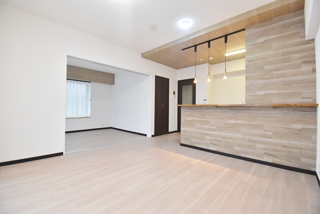 LDK部分。キッチンリニューアル新調。照明器具新設、建具新調、床・壁・天井全面貼替済です。