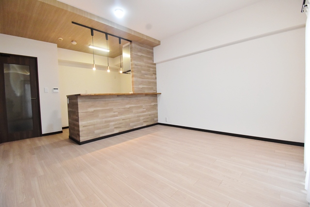 LDK部分。キッチンリニューアル新調。照明器具新設、建具新調、床・壁・天井全面貼替済です。